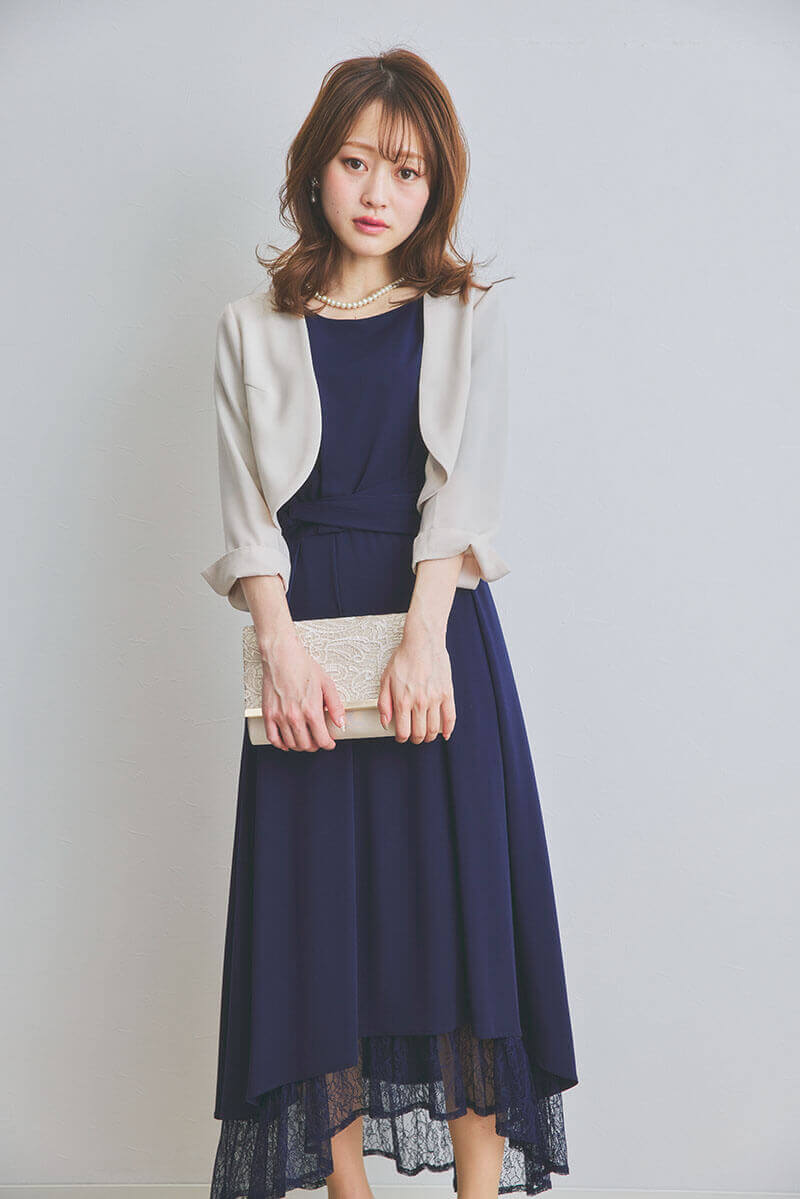 ネイビーのウエストモチーフベルトドレス