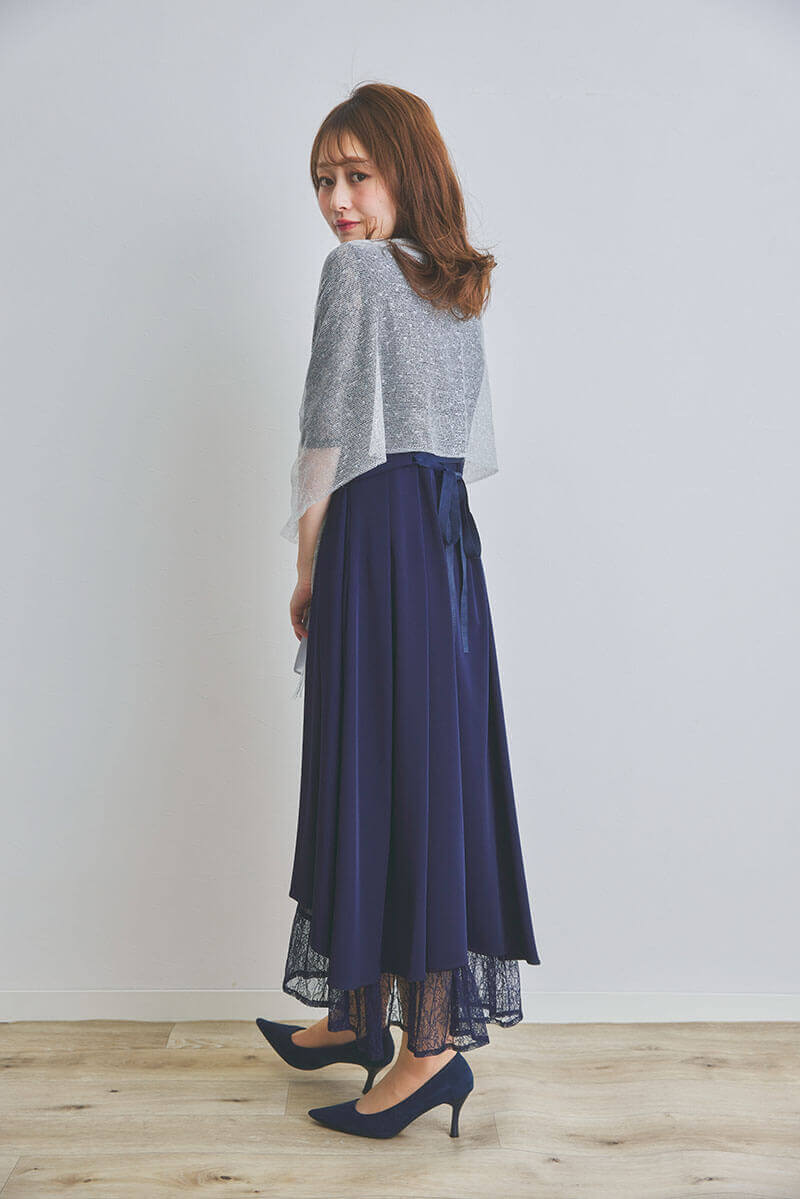 ネイビーのウエストモチーフベルトドレス