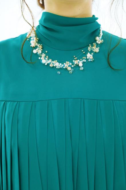 グリーンのAラインプリーツドレス