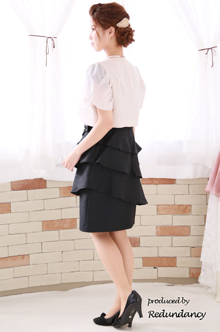 ブラックのラメ生地段フリルタイトミニ丈ドレス