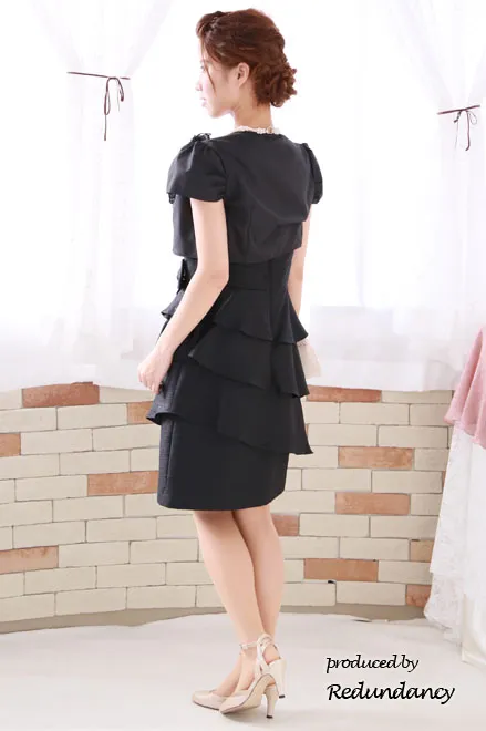 ブラックのラメ生地段フリルタイトミニ丈ドレス