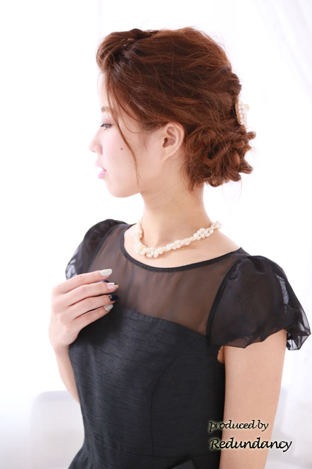 ブラックのラメ生地段フリルタイトミニ丈ドレス