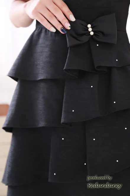 ブラックのラメ生地段フリルタイトミニ丈ドレス