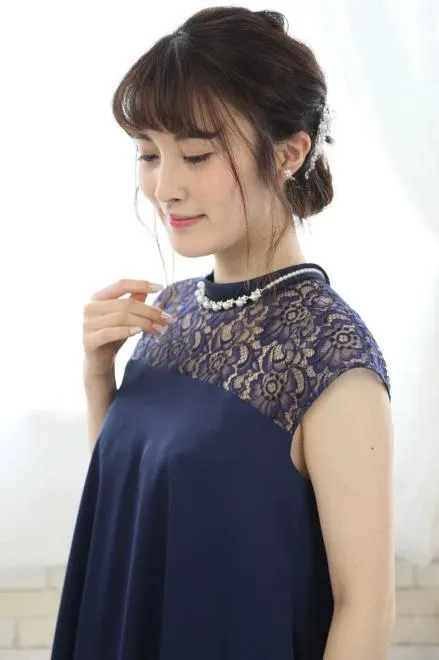 ネイビーのデコルテレースAラインドレス