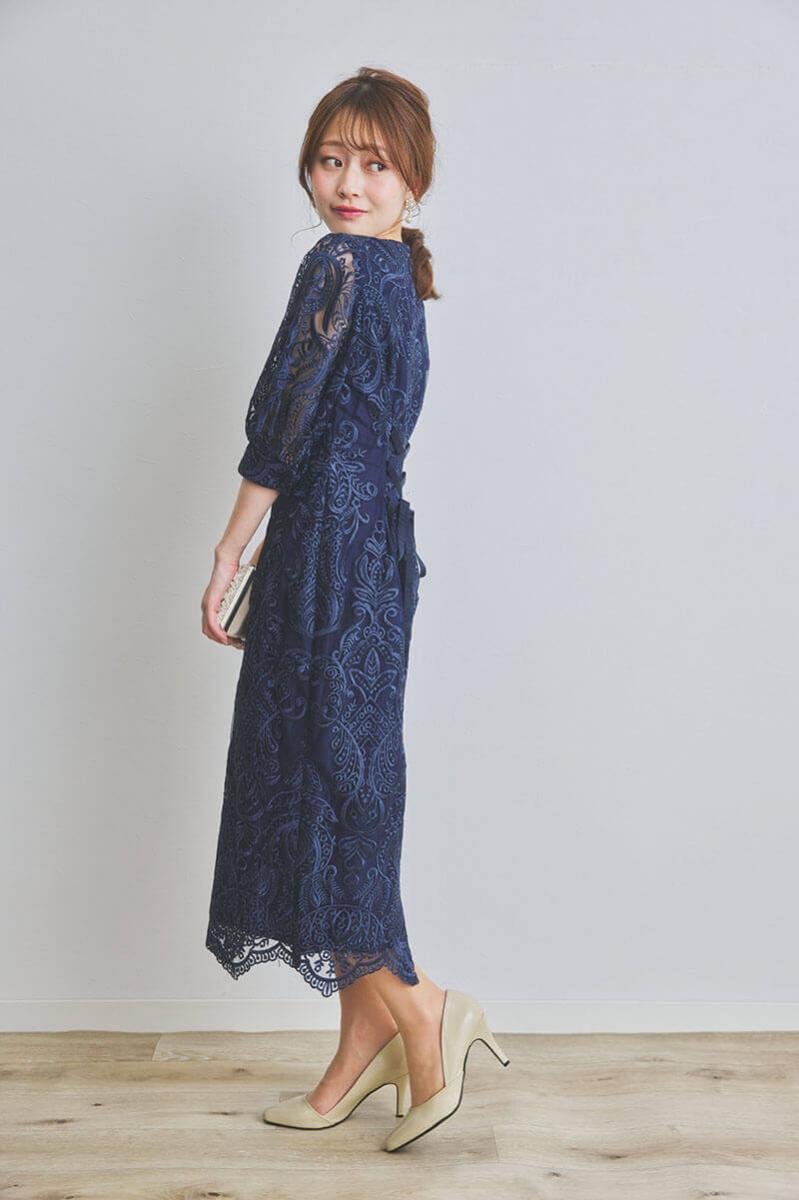 ネイビーのエンブロイダリーコクーンドレス