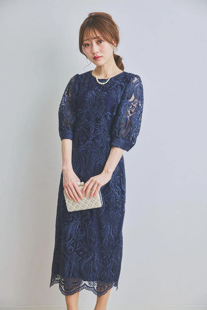 ネイビーのエンブロイダリーコクーンドレス