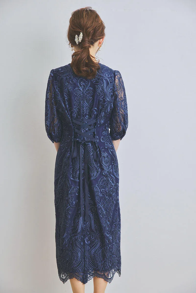 ネイビーのエンブロイダリーコクーンドレス
