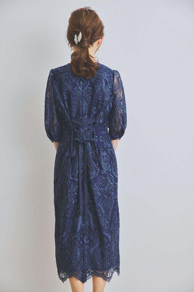 ネイビーのエンブロイダリーコクーンドレス
