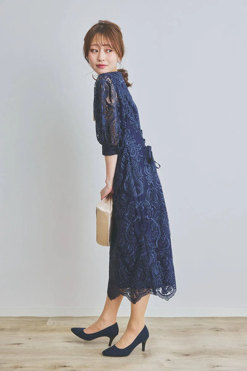 ネイビーのエンブロイダリーコクーンドレス