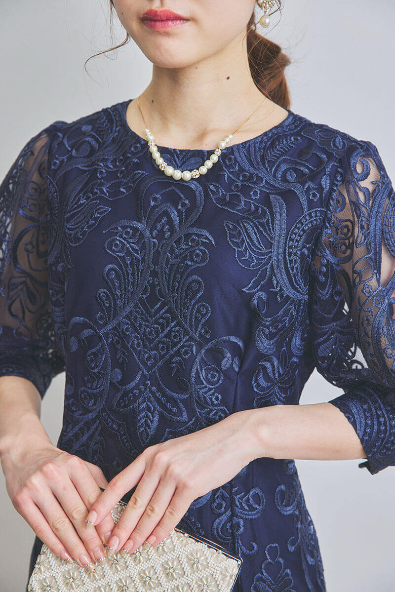 ネイビーのエンブロイダリーコクーンドレス