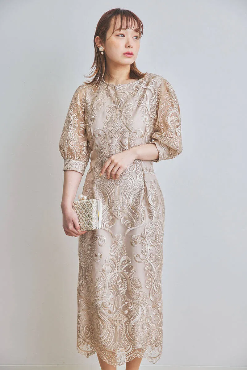 ベージュのエンブロイダリーコクーンドレス