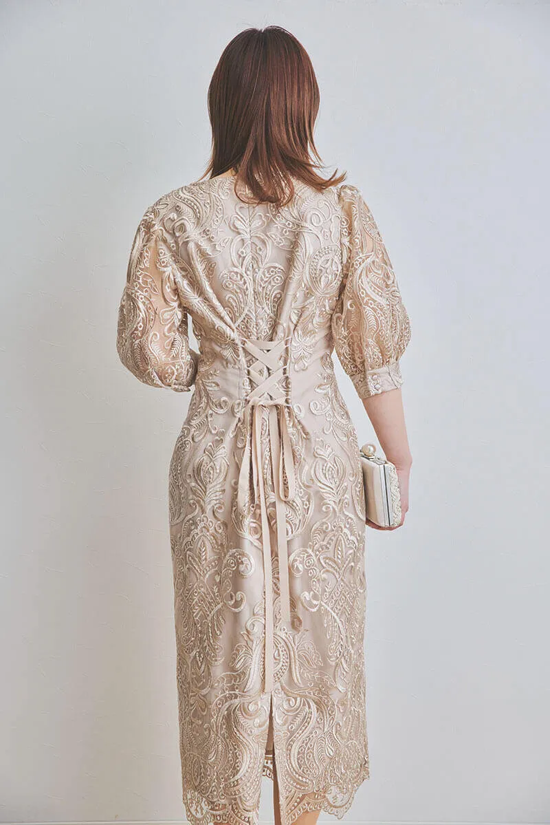 ベージュのエンブロイダリーコクーンドレス
