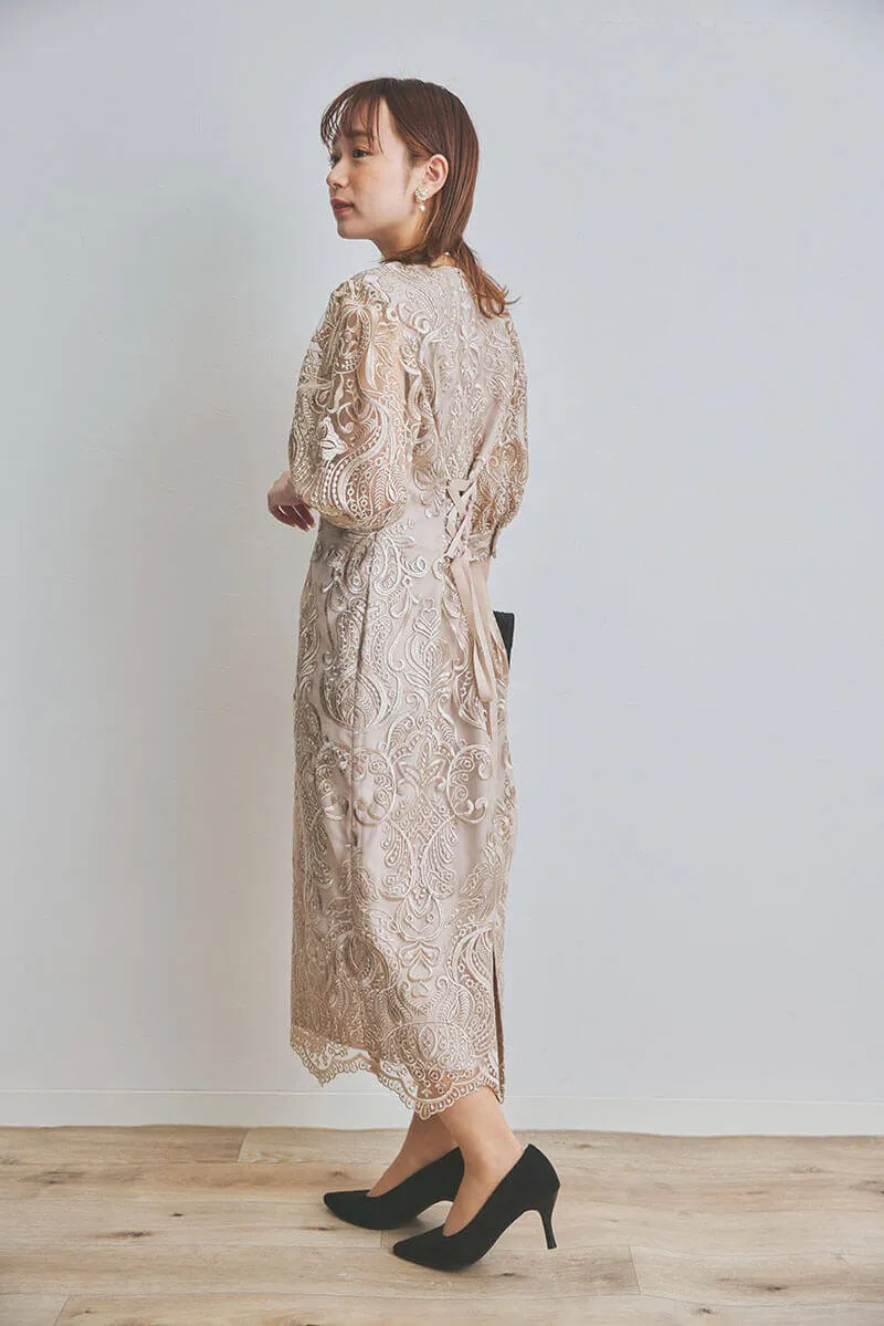 ベージュのエンブロイダリーコクーンドレス