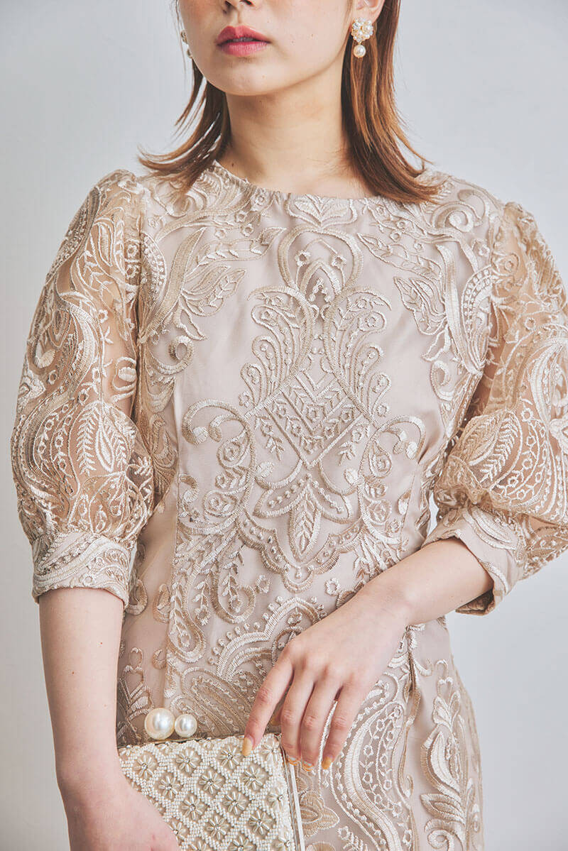 ベージュのエンブロイダリーコクーンドレス