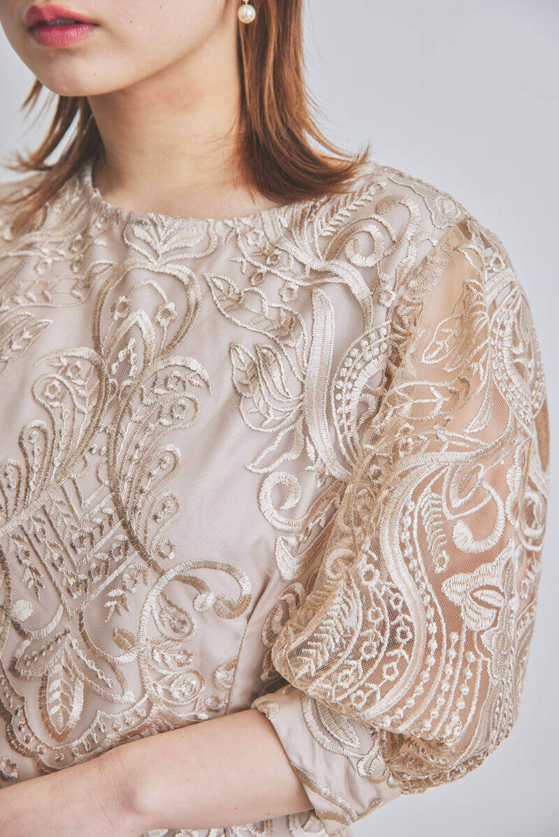 ベージュのエンブロイダリーコクーンドレス