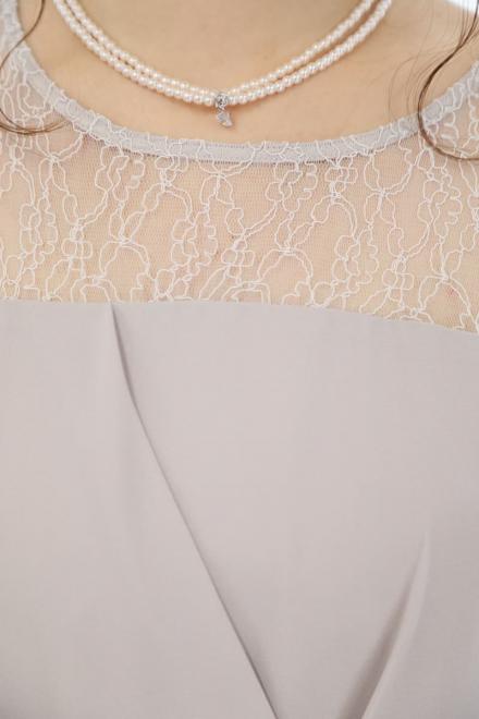 グレーの胸元レース切替えフィッシュテールドレス