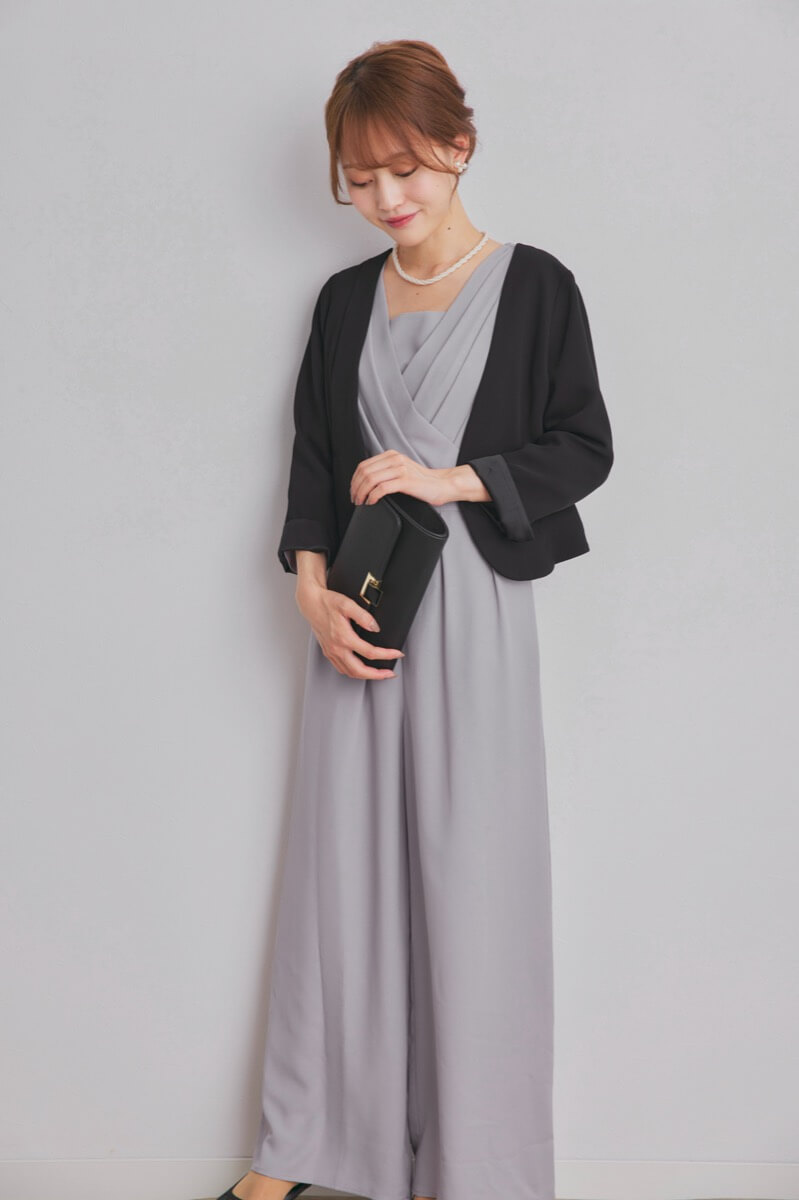 グレーのレース袖カシュクールパンツドレス