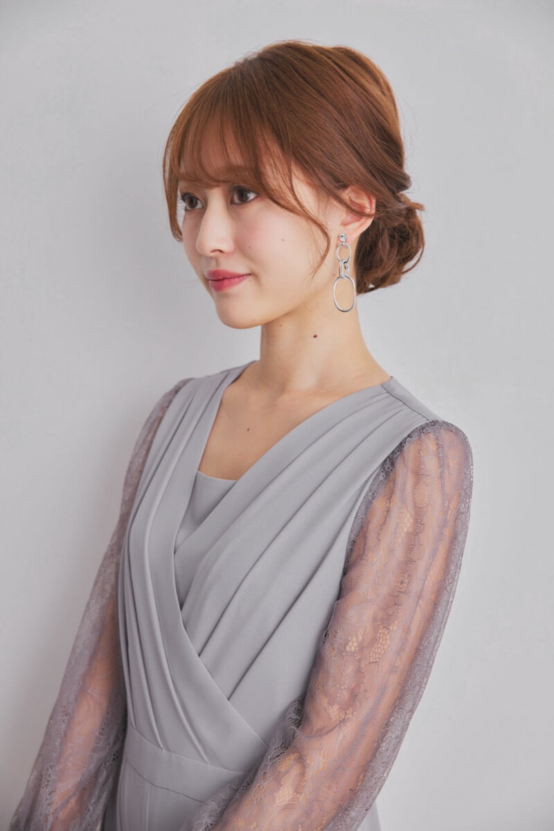 グレーのレース袖カシュクールパンツドレス