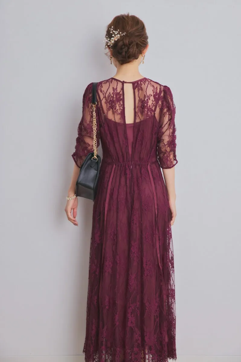 ワインレッドのバックデザインレースドレス