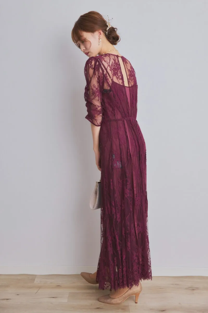 ワインレッドのバックデザインレースドレス