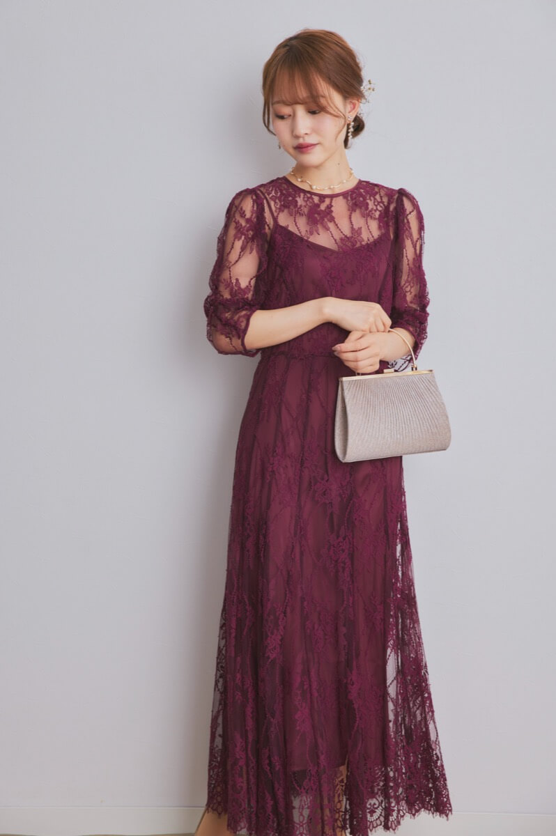 ワインレッドのバックデザインレースドレス