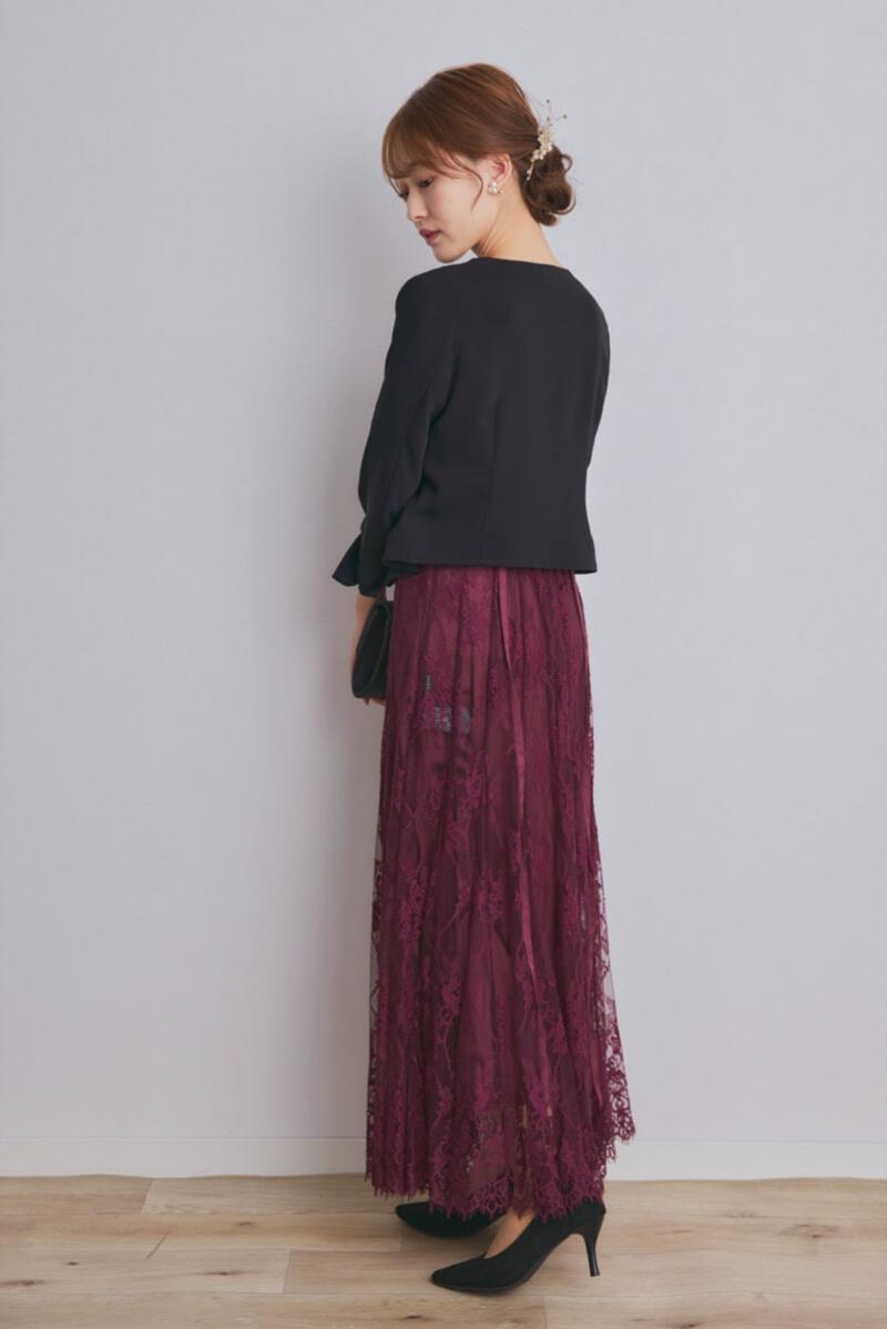 ワインレッドのバックデザインレースドレス