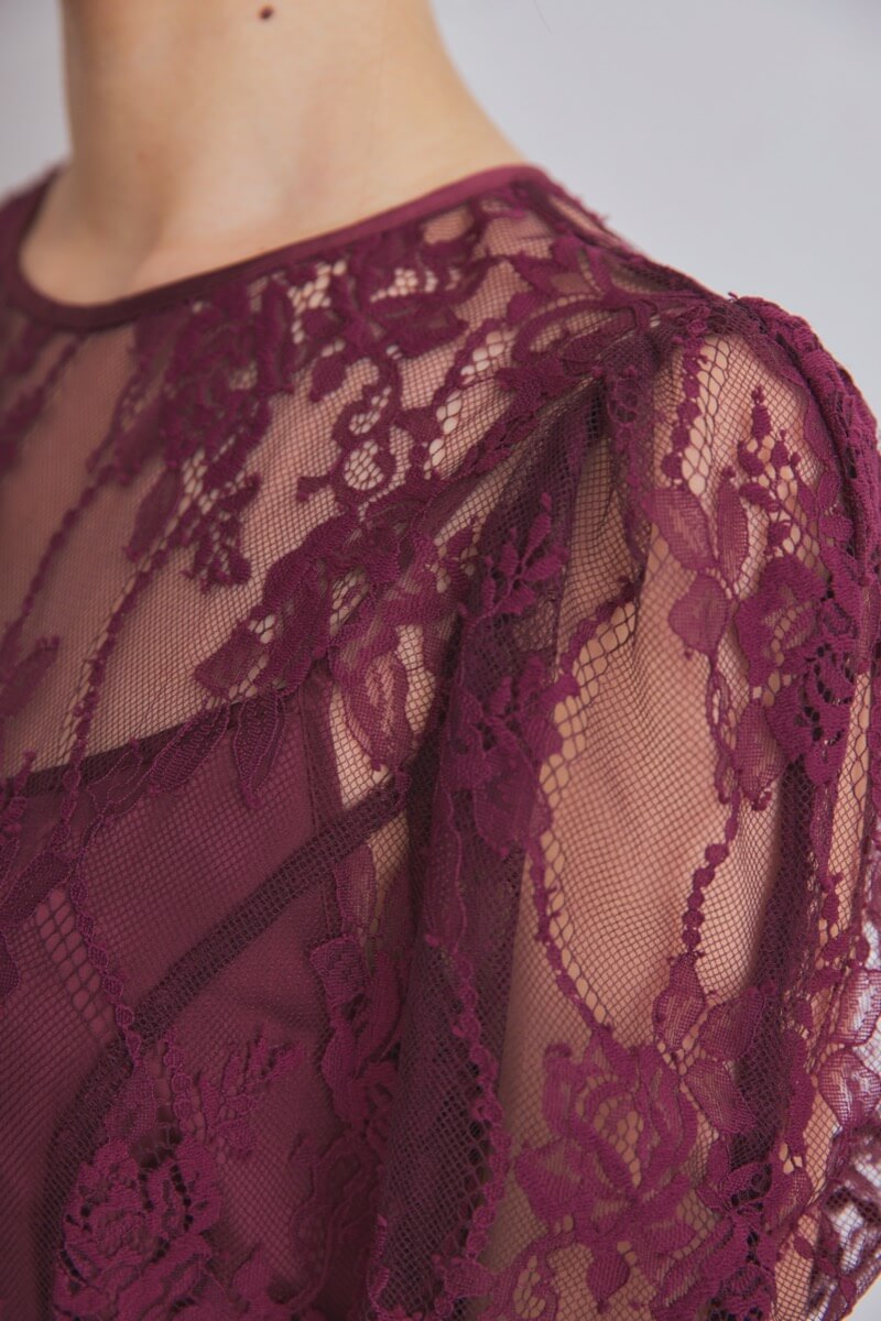 ワインレッドのバックデザインレースドレス