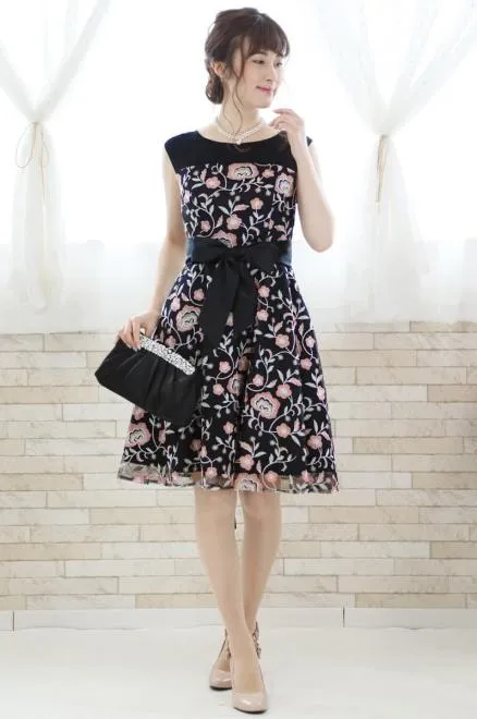 ブラック×ピンクの花柄刺繍チュールドレス