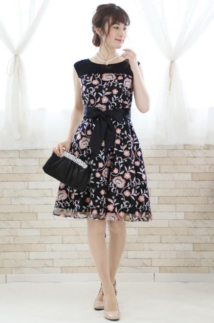 ブラック×ピンクの花柄刺繍チュールドレス