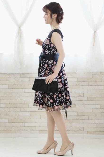 ブラック×ピンクの花柄刺繍チュールドレス