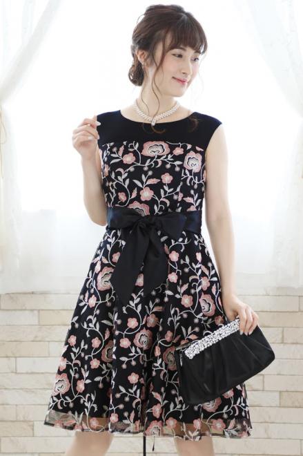 ブラック×ピンクの花柄刺繍チュールドレス