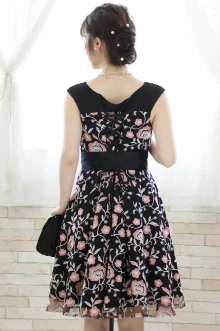 ブラック×ピンクの花柄刺繍チュールドレス