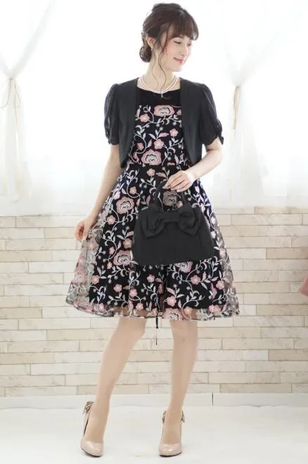 ブラック×ピンクの花柄刺繍チュールドレス