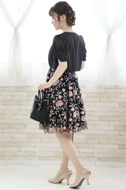 ブラック×ピンクの花柄刺繍チュールドレス