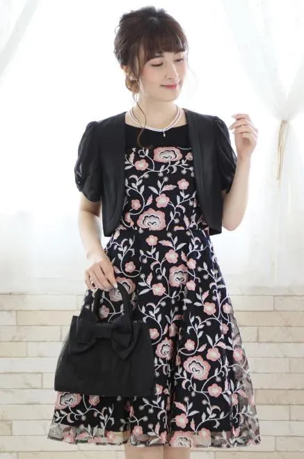 ブラック×ピンクの花柄刺繍チュールドレス