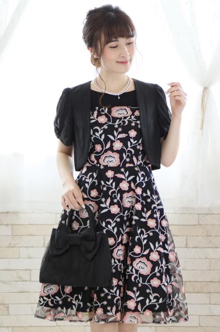 ブラック×ピンクの花柄刺繍チュールドレス
