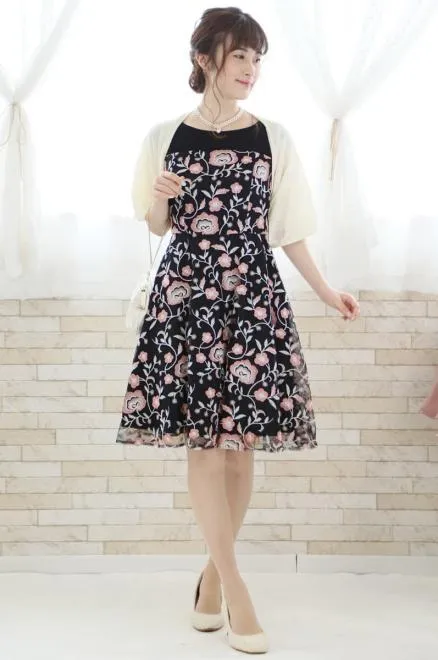 ブラック×ピンクの花柄刺繍チュールドレス