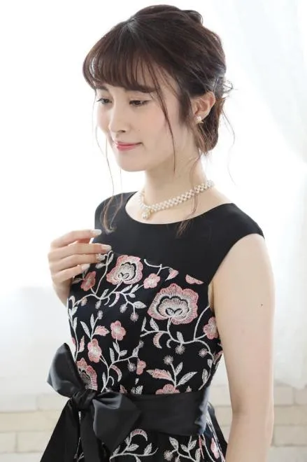 ブラック×ピンクの花柄刺繍チュールドレス