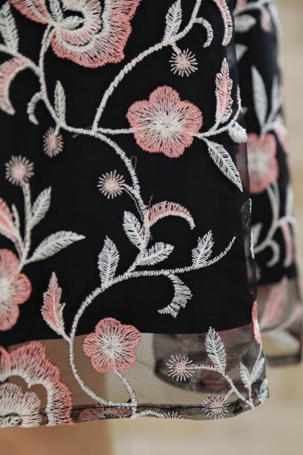 ブラック×ピンクの花柄刺繍チュールドレス