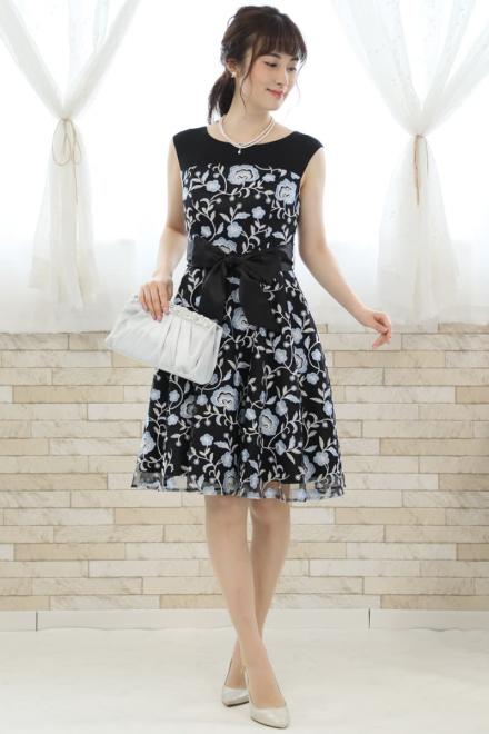 ブラック×ブルーの花柄刺繍チュールドレス