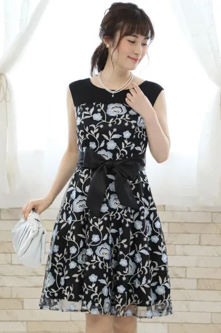 ブラック×ブルーの花柄刺繍チュールドレス