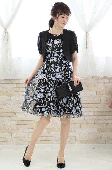 ブラック×ブルーの花柄刺繍チュールドレス