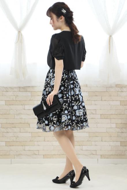 ブラック×ブルーの花柄刺繍チュールドレス