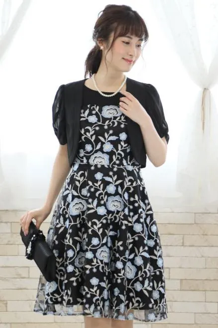 ブラック×ブルーの花柄刺繍チュールドレス