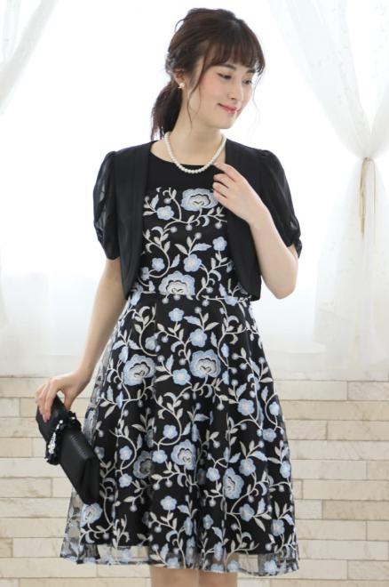 ブラック×ブルーの花柄刺繍チュールドレス