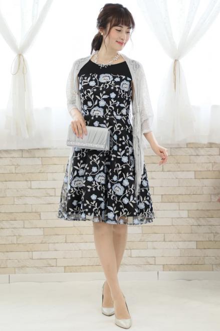 ブラック×ブルーの花柄刺繍チュールドレス