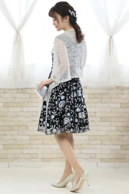 ブラック×ブルーの花柄刺繍チュールドレス