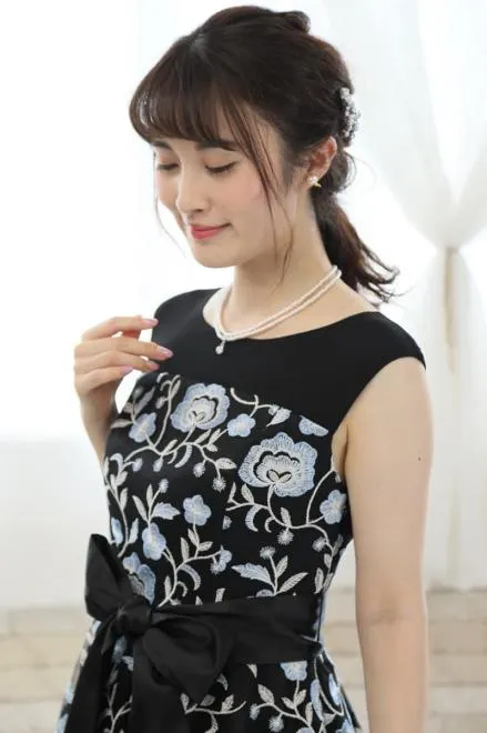 ブラック×ブルーの花柄刺繍チュールドレス