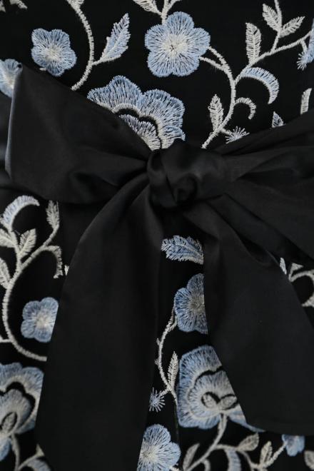 ブラック×ブルーの花柄刺繍チュールドレス