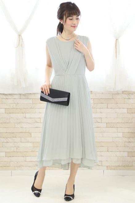 グレーのアシンメトリープリーツドレス